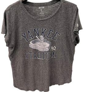 MLB Tailgate Women's LG New York Yankees Stadium Graphic T-shirt.